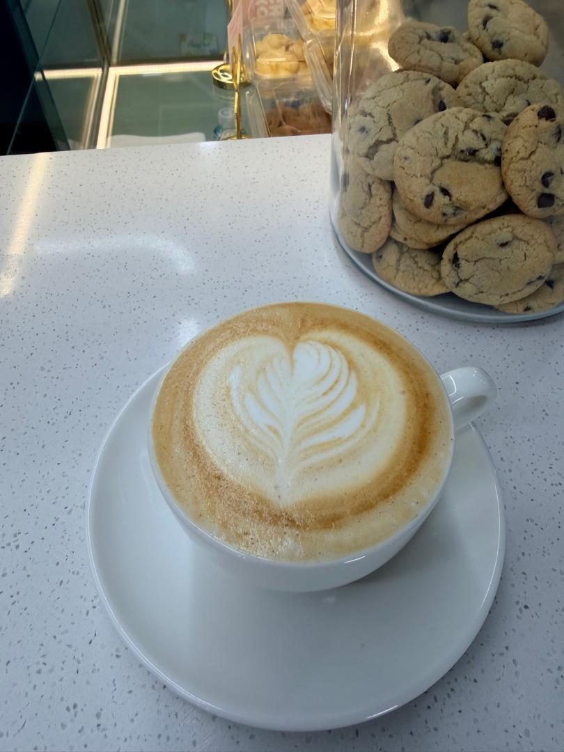 Latte art and cookies